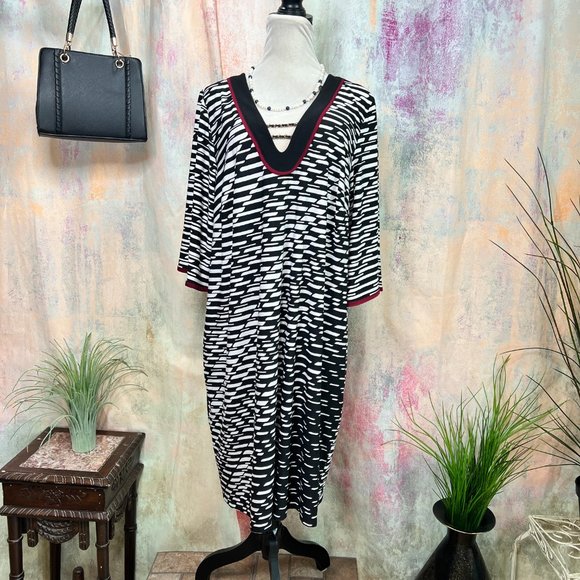 πStudio One Studio One V-Neckline 1/2 Sleeves PluPlus Size Soft Flowing Dress - Picture 8 of 15